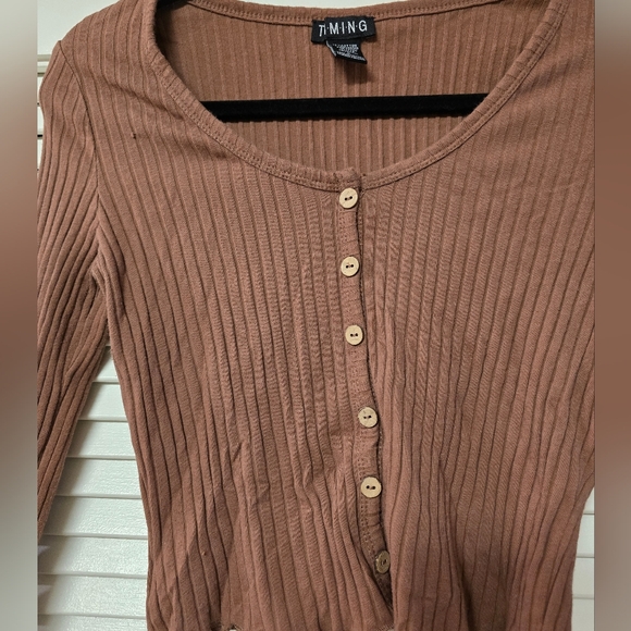 T.I.M.I.N.G - Brown Long-Sleeve Ribbed Faux Button Crop Top - Picture 2 of 6